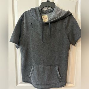 Men’s Hollister distressed short sleeved hooded shirt Medium-Like New